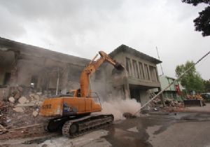 Tarihimizden bir yaprak daha düştü